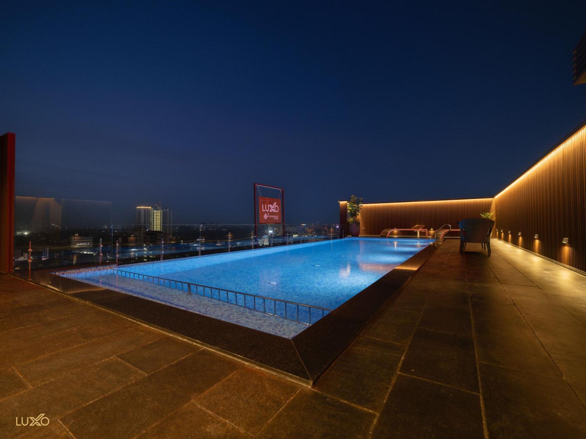 Luxo Kochi Hotell Exteriör bild